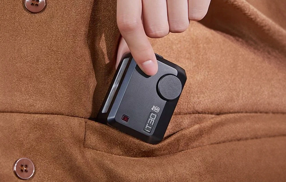 Un mini-blitz compact Godox iT30Pro S introdus în buzunarul lateral al unei haine maro
