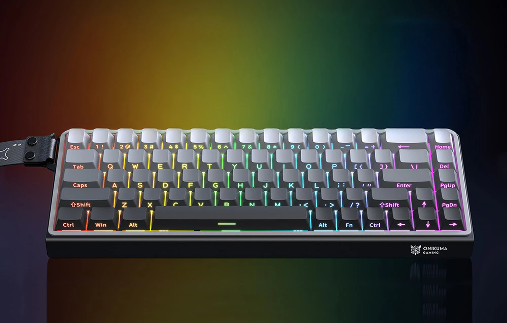 Tastatura neagră Onikuma pe un fundal colorat