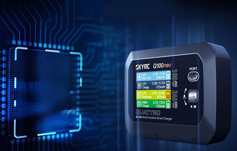 Încărcătorul SKYRC Q100neo afișat pe fundalul unei diagrame de circuit electronic.