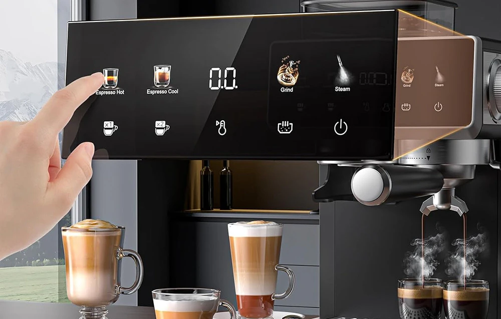 O mână selectează o opțiune de preparare pe panoul tactil al mașinii de espresso, care afișează tipurile de cafea