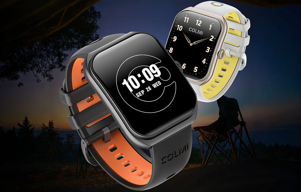 Smartwatch alb și negru pe un fundal închis.