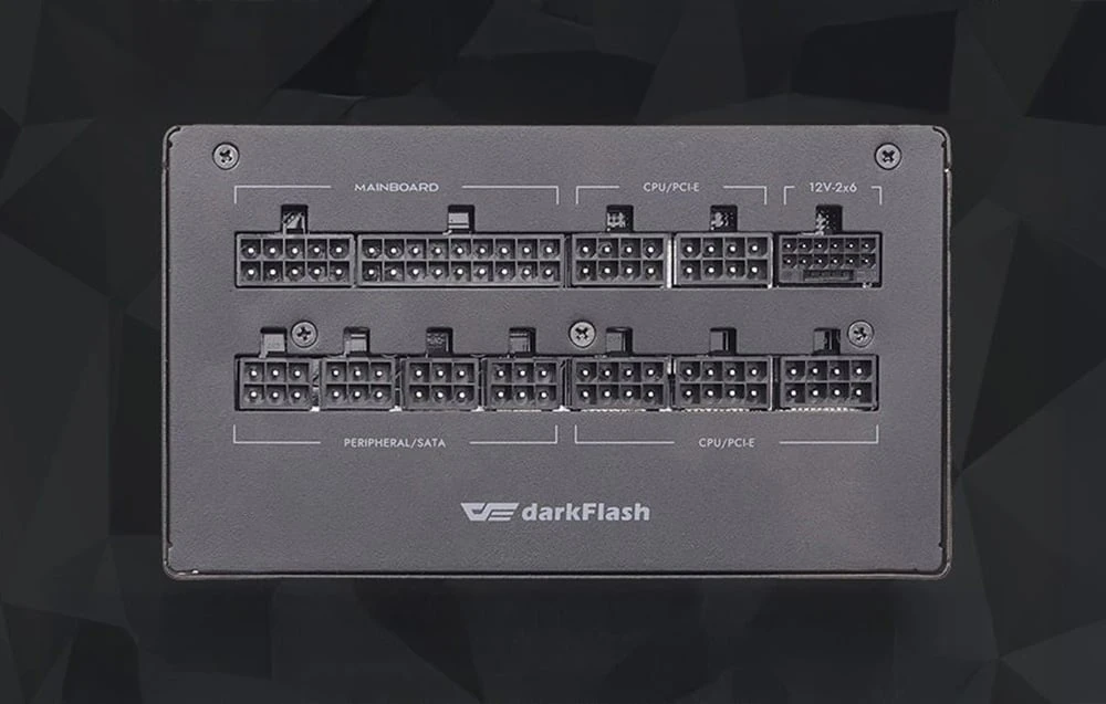 Sursă de alimentare neagră DarkFlash pe un fundal întunecat