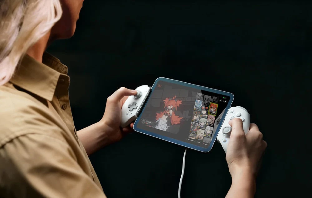 Persoană care joacă pe o tabletă cu un controler GameSir atașat la marginile ecranului