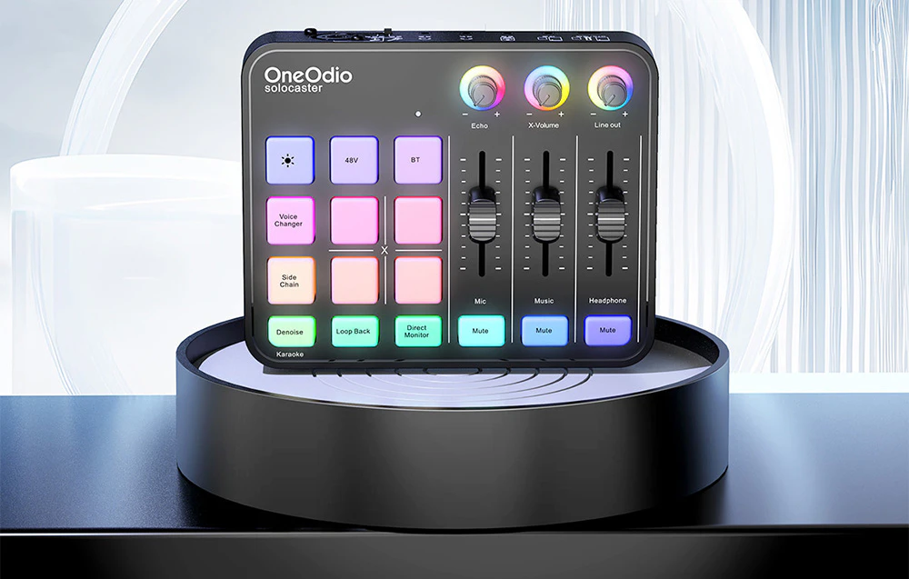 Mixer audio OneOdio Solocaster cu butoane, faders și butoane iluminate, amplasat pe un suport rotund negru