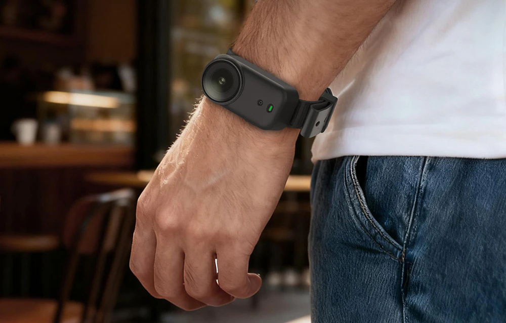 Bărbat cu camera DJI Osmo Nano montată pe încheietura mâinii cu ajutorul curelei de silicon