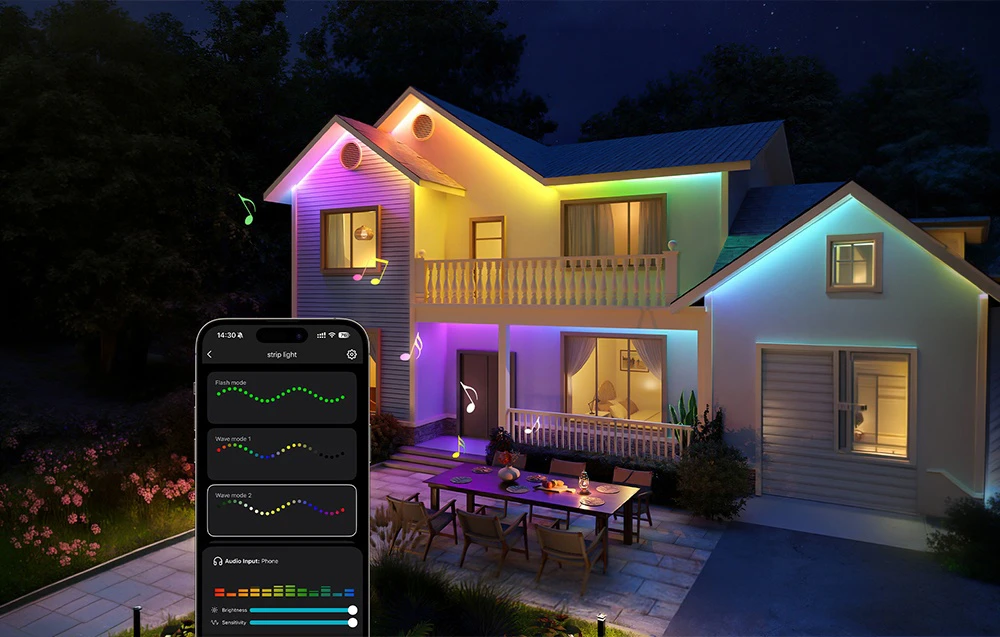 O casă mare și luminoasă cu o terasă iluminată cu lumini colorate; în prim-plan, un smartphone cu o aplicație de control al iluminatului
