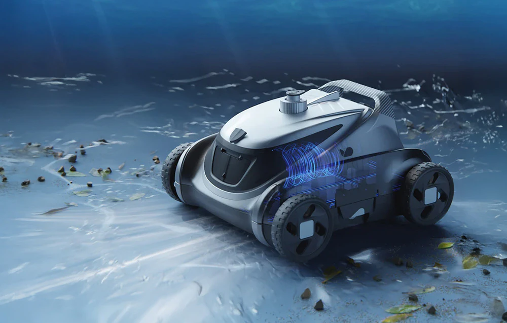 Robotul de piscină se deplasează pe fundul piscinei, cu sistemul de propulsie iluminat vizibil, curățând resturile