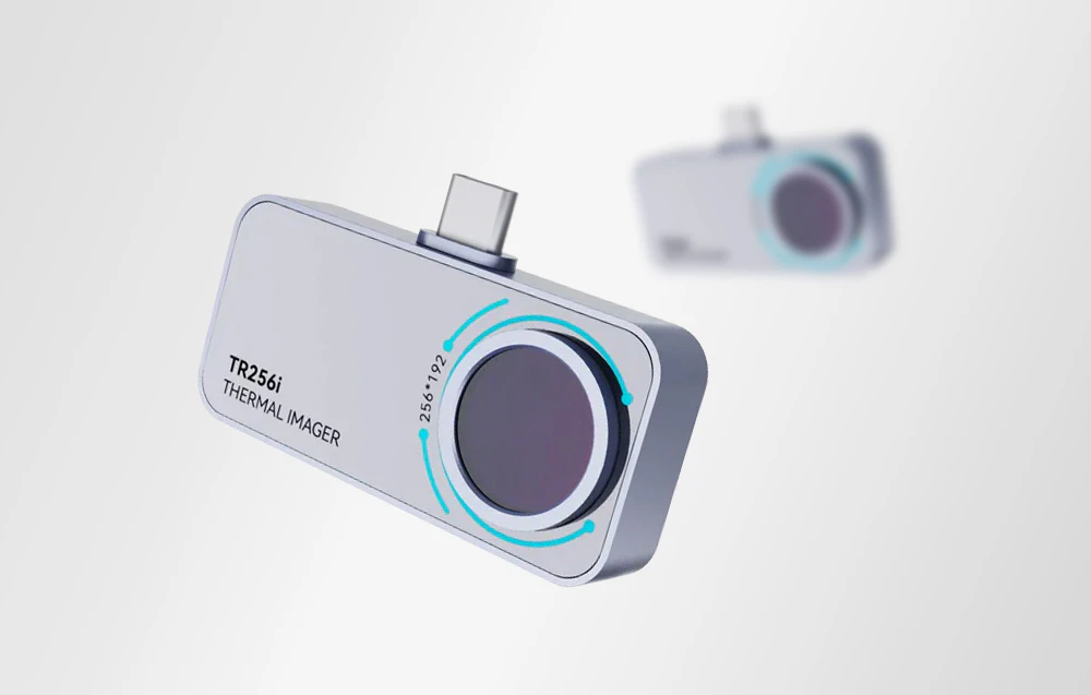 Camera de termoviziune prezentată dintr-un unghi care evidențiază dimensiunea sa compactă și designul modern.