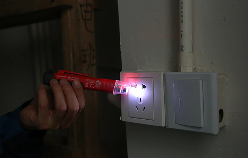 Detector de tensiune fără contact pentru detectarea tensiunii într-o priză electrică, cu vârf luminos.