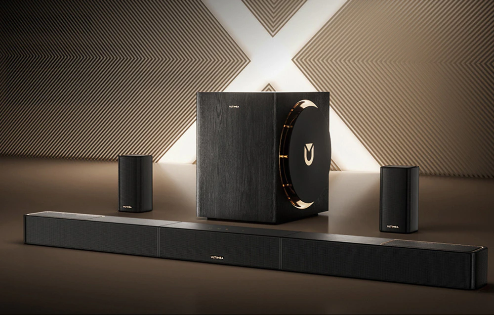 Set audio: bară de sunet, subwoofer și 2 difuzoare pe un fundal maro cu iluminare subtilă din spate