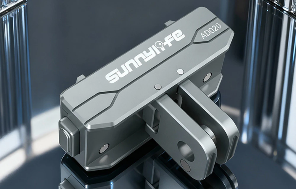 Prim plan al adaptorului metalic Sunnylife AD020 amplasat pe o suprafață lucioasă
