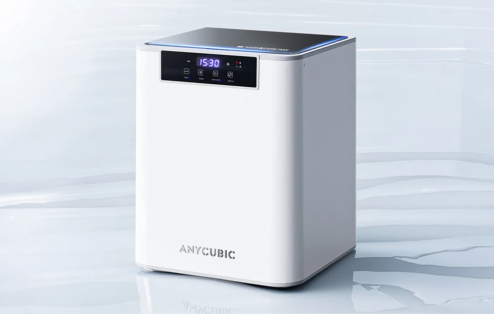 Dispozitiv de curățare și întărire Anycubic cu ecran pe un fundal deschis