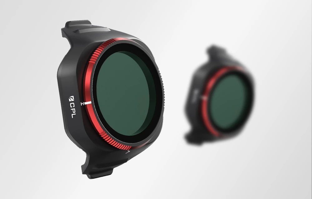 Filtru CPL pentru dronă cu margine roșie și sticlă polarizantă verde închis în prim-plan, cu un fundal neclar