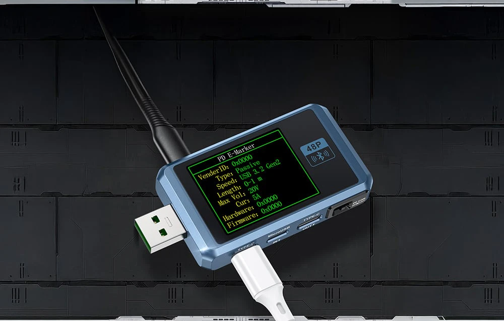 Tester USB cu afișaj care arată date de la cablul conectat prin USB-C