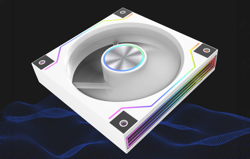 Ventilator alb pentru computer cu iluminare de fundal LED multicoloră, fotografiat dintr-un unghi pe fundal negru cu o undă albastră