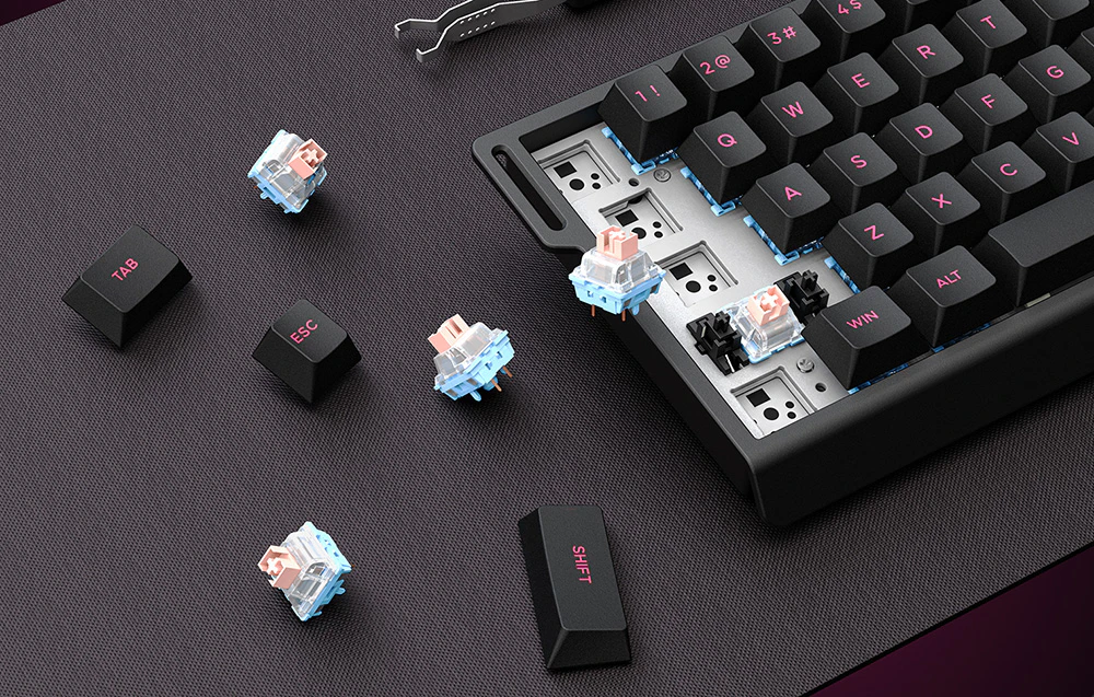 Tastatură de gaming neagră cu comutatoare liniare albastre pe un fundal negru
