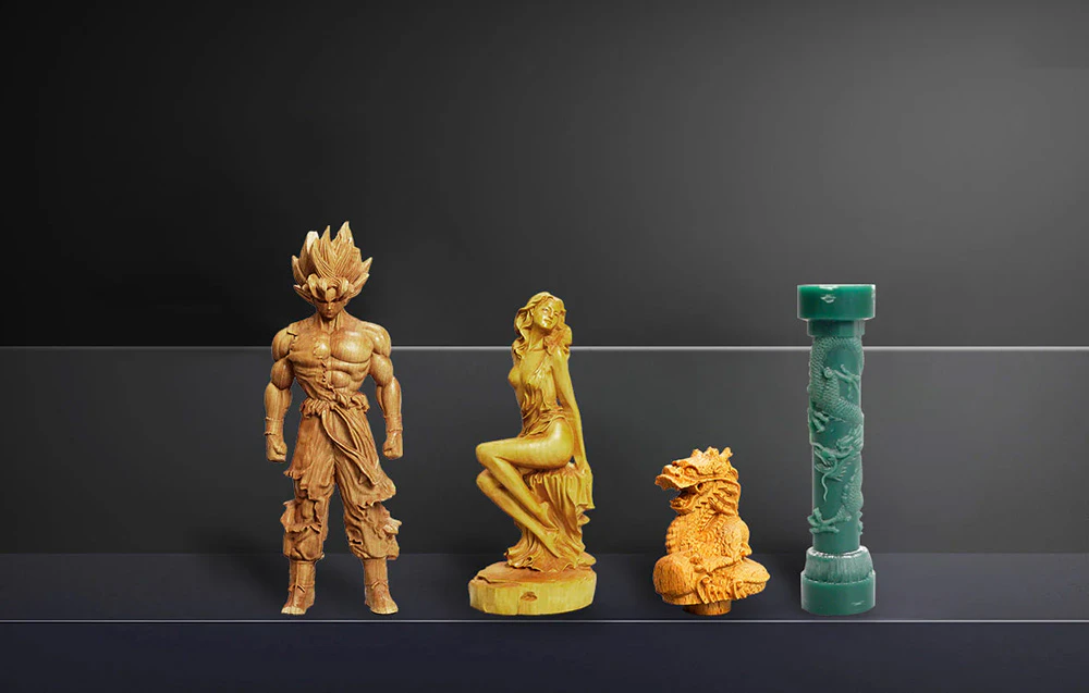 4 figurine prelucrate cu ajutorul unui router CNC pe fundal întunecat