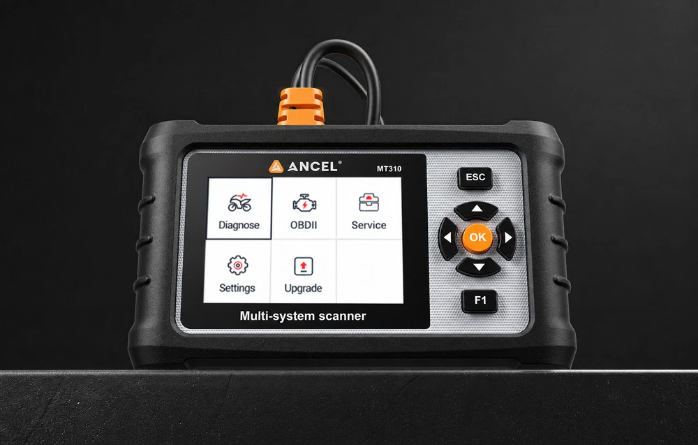 Scanerul de diagnosticare multisistem Ancel MT310 cu meniul principal, afișat pe un fundal întunecat