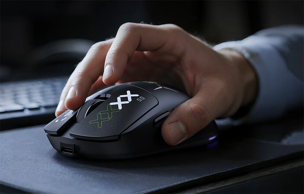 Prim-plan al unei mâini așezate pe un mouse de computer negru
