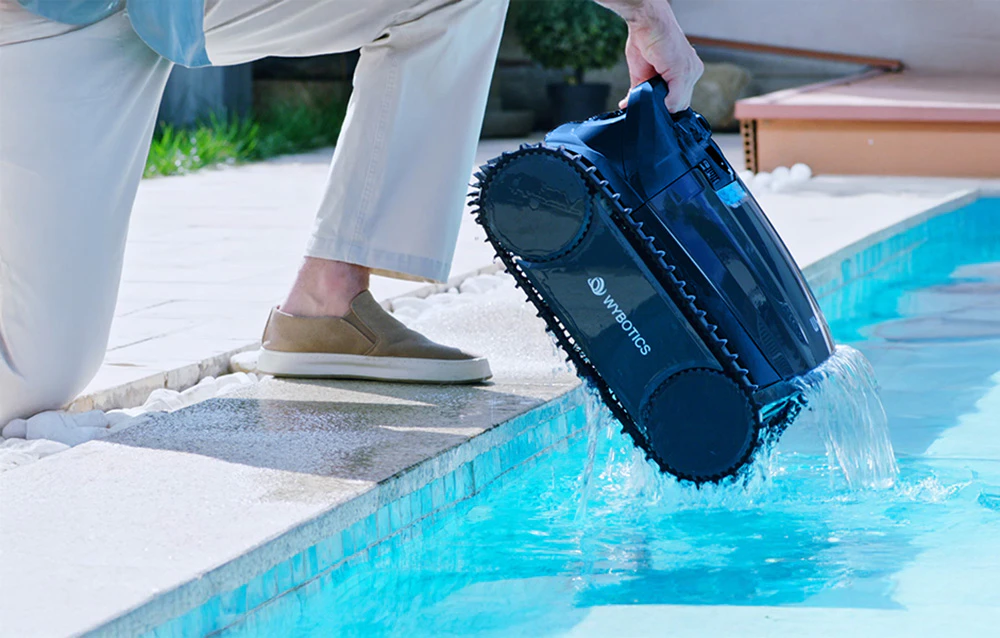 Persoană care scoate robotul WYBOT din piscină