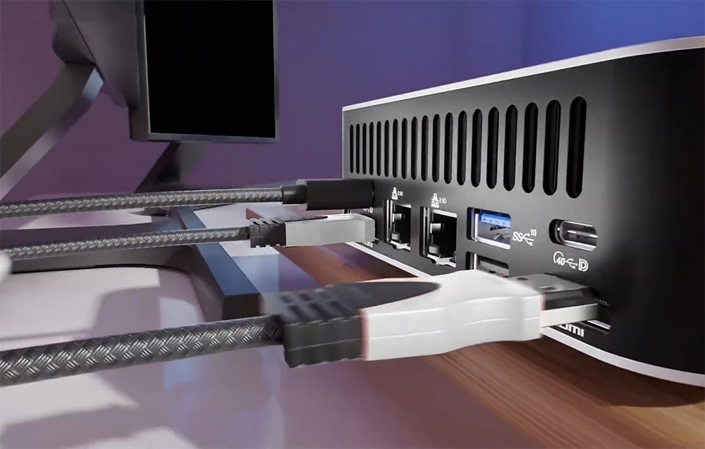 Prim-plan al MINI PC cu porturi și cabluri conectate
