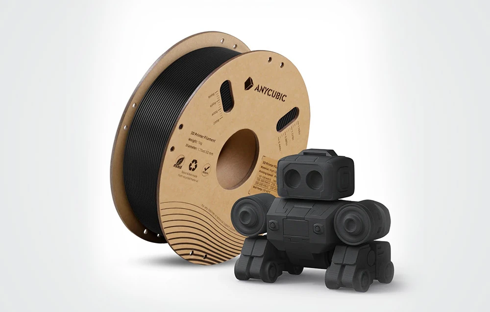 Filament High Speed PLA Anycubic de culoare neagră, lângă care se află o figurină realizată cu ajutorul unei imprimante 3D.