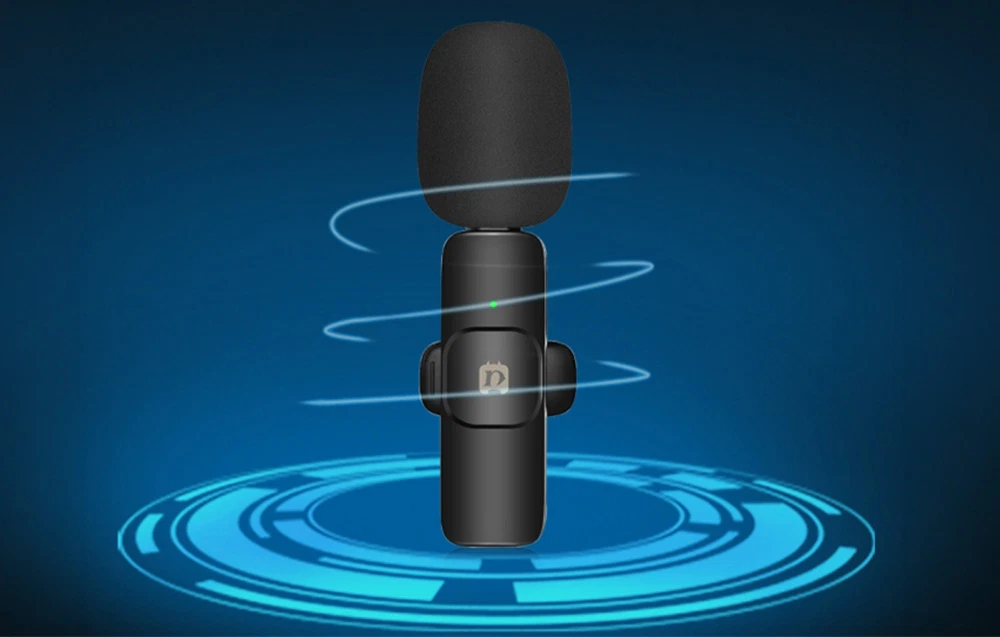 Microfon wireless negru cu husă protectoare din spumă, înconjurat de linii albastre luminoase.