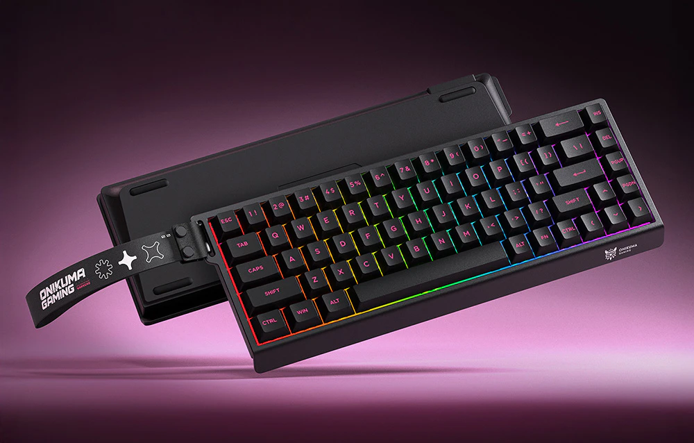 2 tastaturi Onikuma negre pe un fundal roz și negru