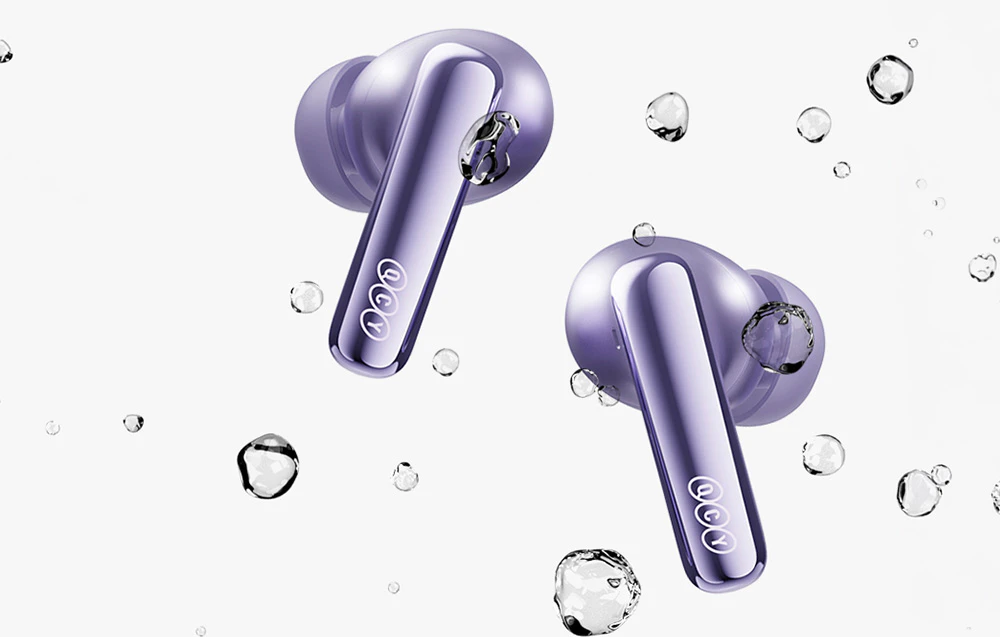 Două căști wireless violete cu logo-ul QCY scufundate în apă cu bule de aer