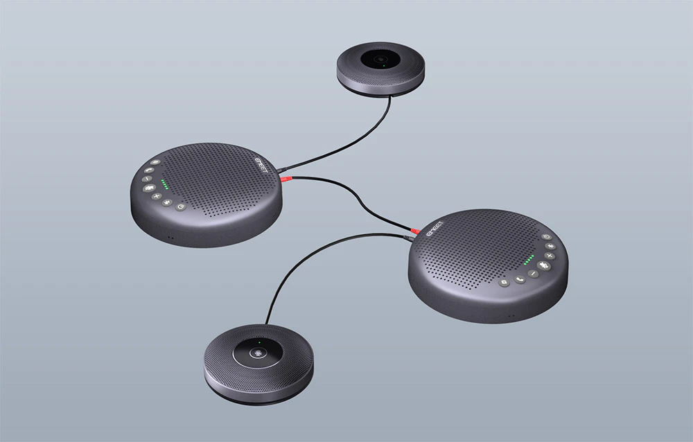O diagramă a unui sistem audio format din două difuzoare de conferință și două microfoane mai mici conectate prin cabluri comune