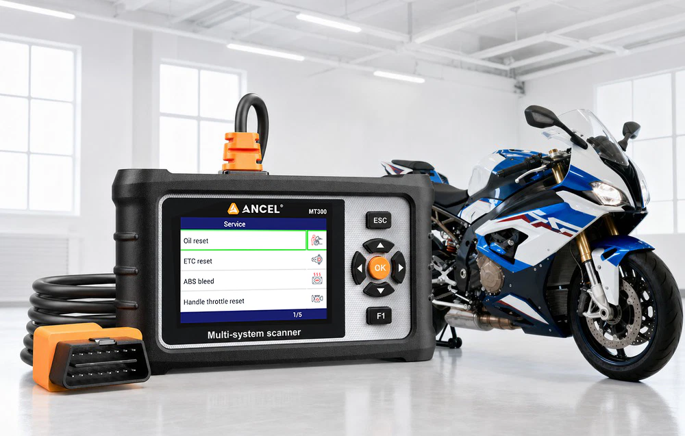 Scanerul de diagnosticare ANCEL MT300 afișând meniul de service pe fundalul unei motociclete sport într-un atelier bine iluminat