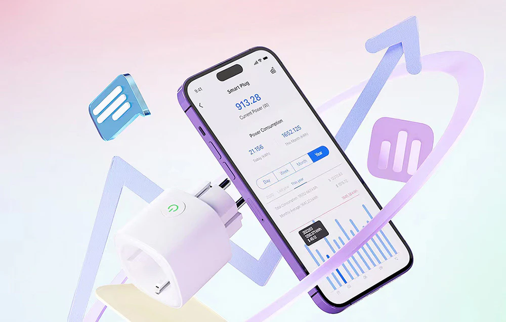 Smartphone violet cu o aplicație de monitorizare a energiei plutind lângă o priză inteligentă albă, pe un fundal de elemente grafice și diagrame în culori pastelate