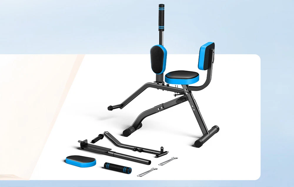 Un aparat de fitness negru și albastru, cu piese dezasamblate așezate lângă el, pe un fundal de culoare deschisă