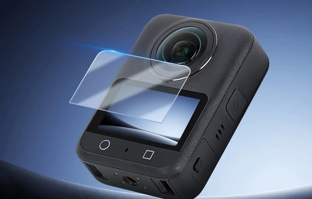 Cameră 360 cu graficul filmului de protecție pe ecran și obiectiv, prezentare pe gradient albastru