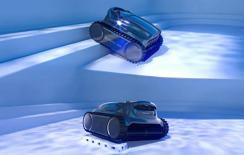 Doi roboți de piscină Wybot pe treptele de intrare ale piscinei