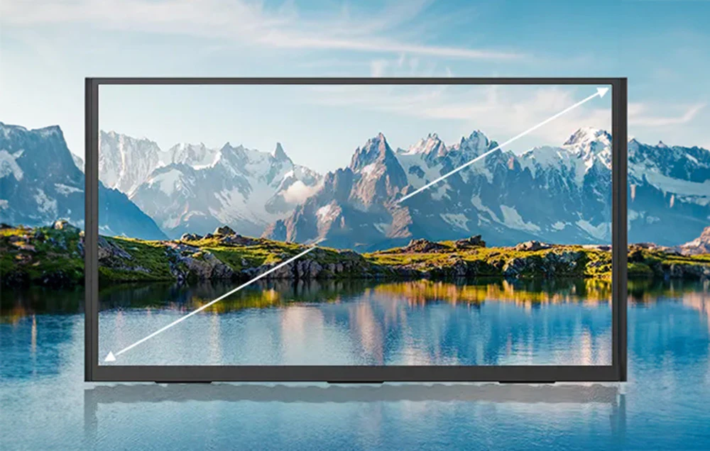 Ecran TV sau monitor afișând un peisaj montan reflectat într-un lac, cu diagonala marcată