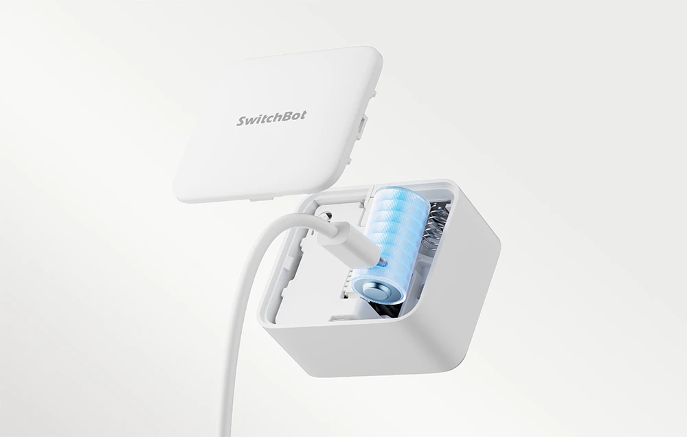Un colaj de fotografii care prezintă comutatorul SwitchBot în utilizare: pe un întrerupător de lumină, un aparat de cafea, un ventilator și un computer.