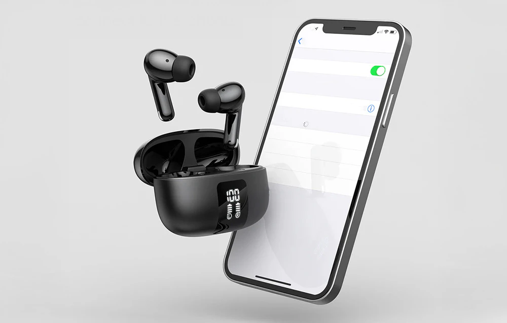 Căști negre și carcasă de încărcare cu afișaj lângă smartphone pe fundal gri