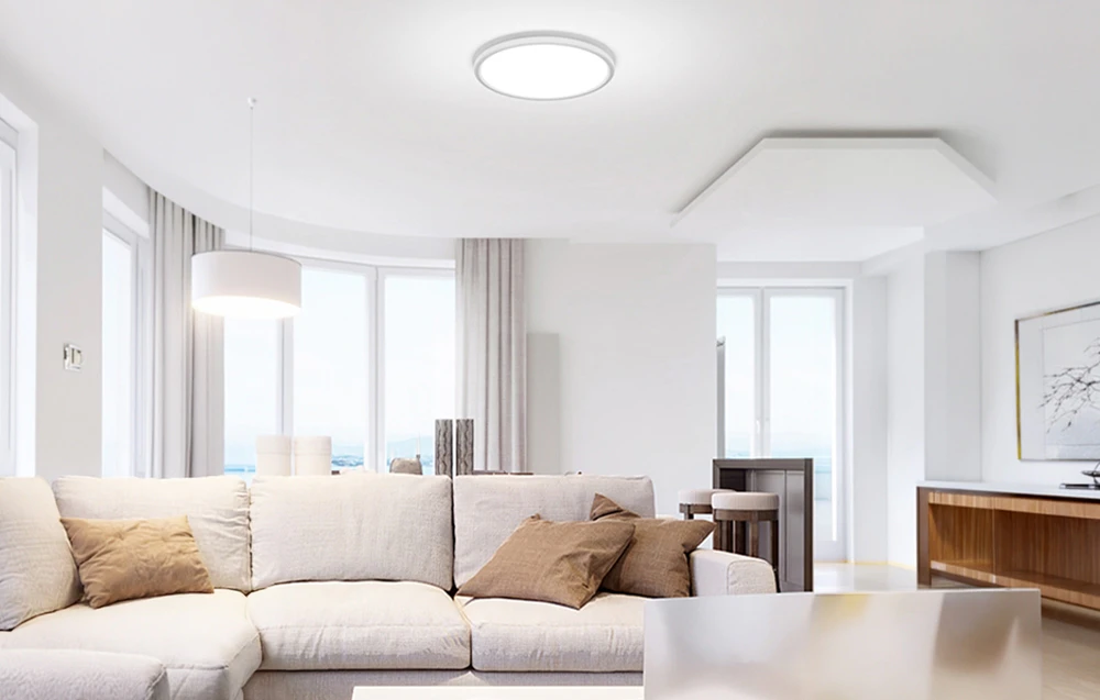 Living luminos și spațios, cu mobilier de culoare deschisă și un plafonier