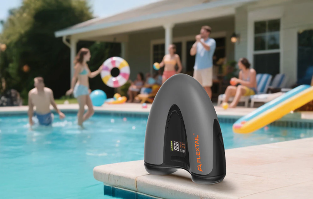 Flextail Evo SUP Pump Pro lângă piscină în timpul distracției în familie.