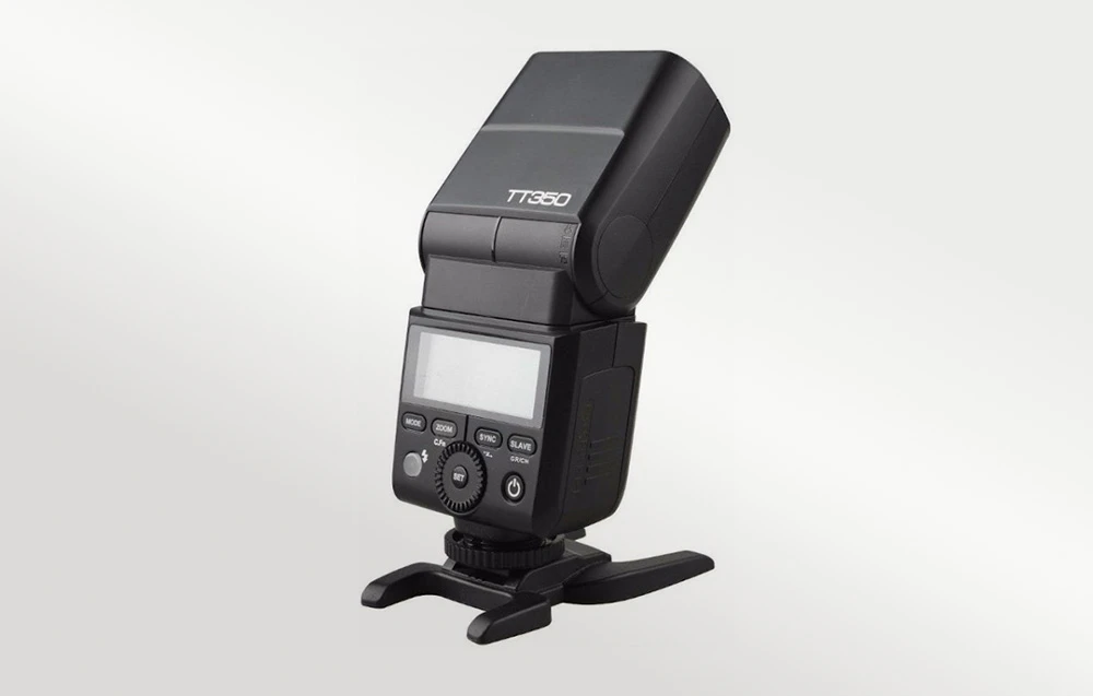 Blițul Godox TT350 pe stativul inclus, vedere laterală a panoului de control din spate