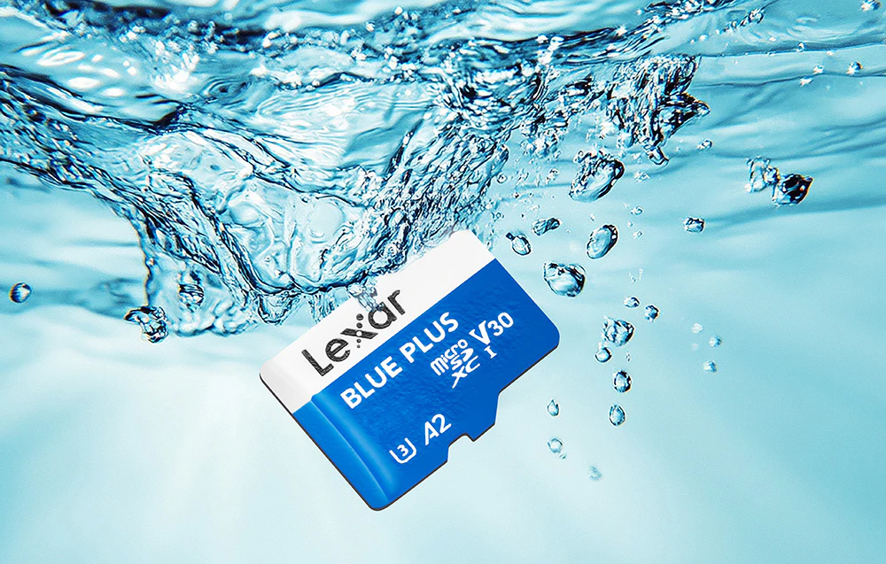Cardul de memorie Lexar Blue Plus microSDXC scufundat în apă limpede cu bule de aer, simbolizând rezistența la apă și durabilitatea produsului.