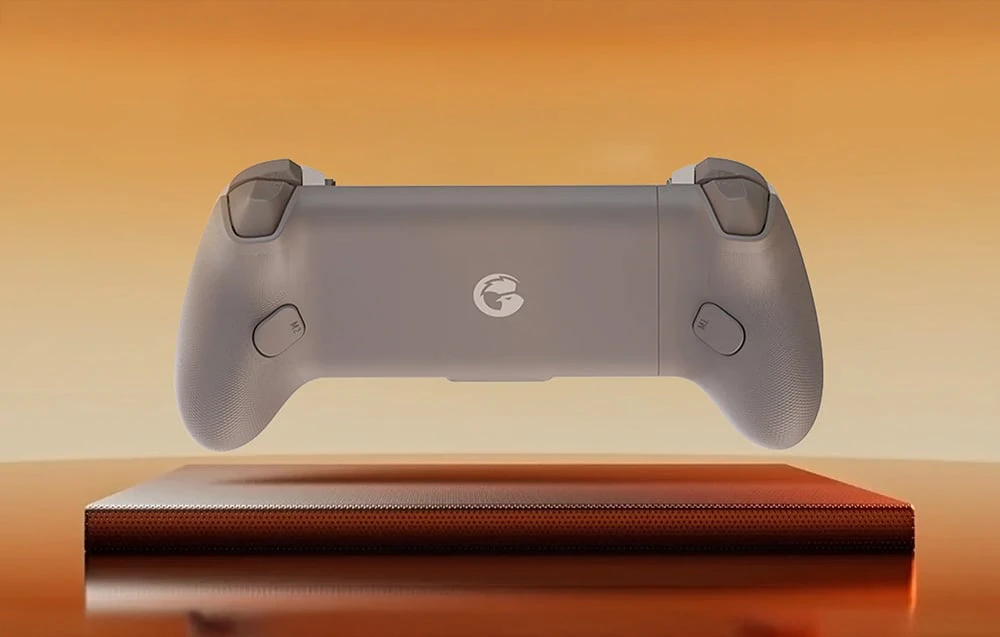 Vedere din spate a controlerului GameSir cu butoane vizibile și logo pe un fundal portocaliu