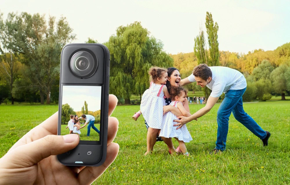 Cameră portabilă de 360 de grade cu ecran de previzualizare, concepută pentru înregistrări în aer liber.
