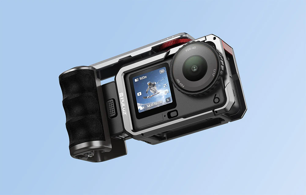 Cameră DJI în cușca Puluz din titan cu suport, pe fundal albastru deschis