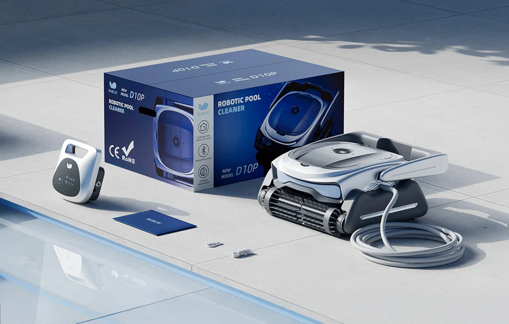 Robotul pentru piscină se află pe terasă lângă ambalaj, modulul de alimentare, manualul și accesoriile mici