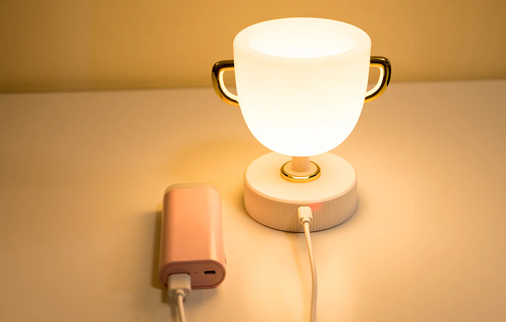 Procesul de încărcare a lămpii SuperFire W-006 Champion Light folosind un powerbank.