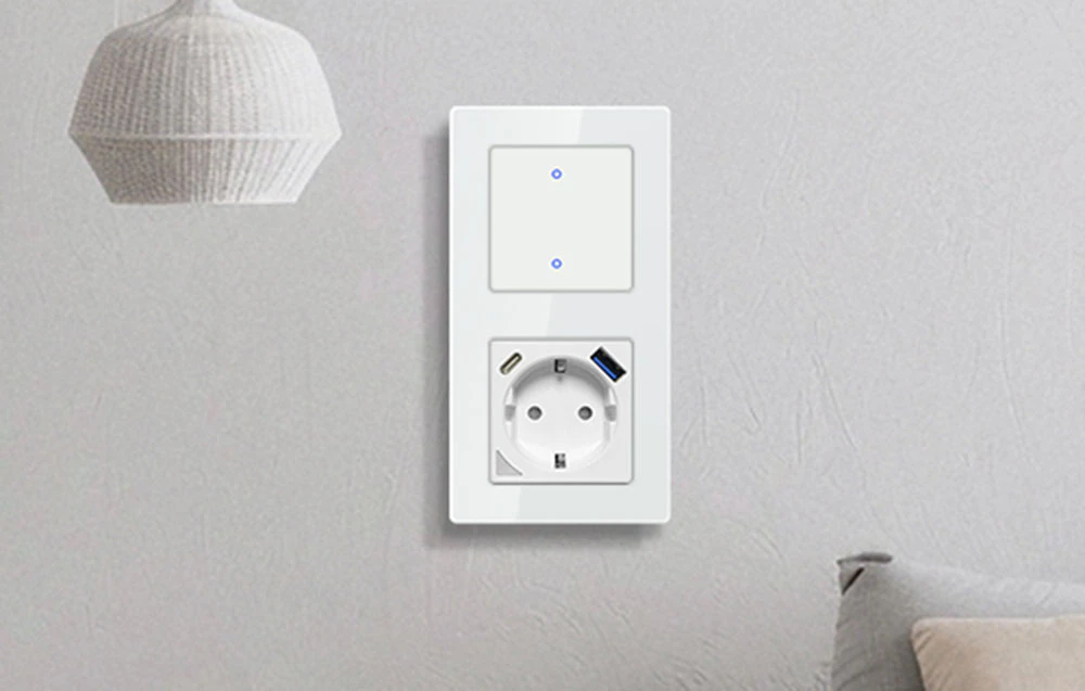Set vertical pentru montare pe perete: întrerupător tactil alb și priză electrică cu porturi USB-A și USB-C suplimentare.