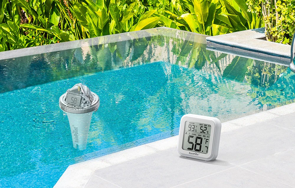 Termometru pentru piscină în piscina din curtea din spate, cu un receptor interior care afișează temperatura din apropiere