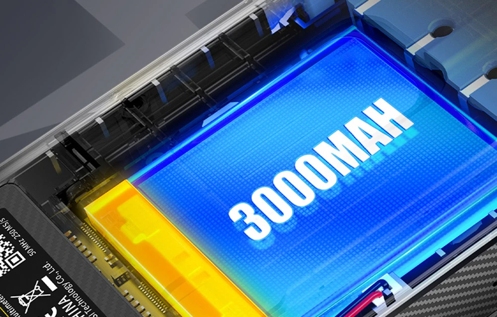 Prim-plan al bateriei interne cu inscripția iluminată „3000MAH” situată în carcasa dispozitivului.